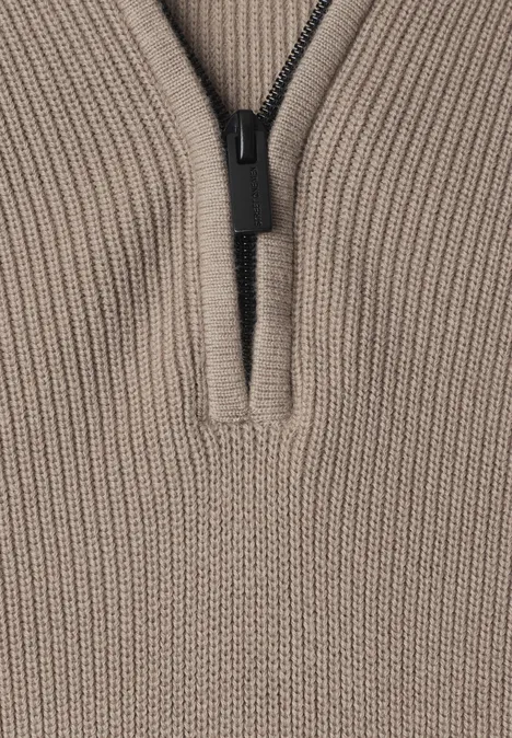 Pullover in Unifarbe mit Kapuze antique beige Nahaufnahme eines beigen, grob gestrickten Pullovers mit kurzem Reißverschluss und Stehkragen.