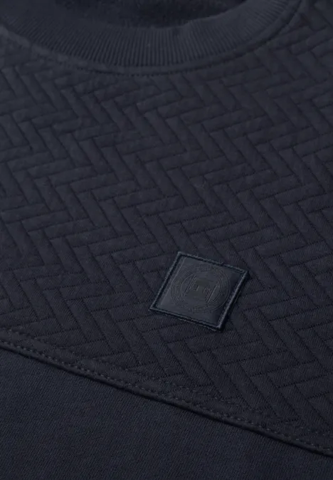 Donkerblauw shirt met gestructureerd zigzagpatroon en vierkante patch met G.