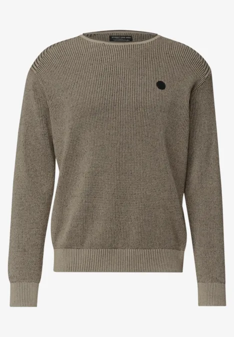 Pull gris en maille à col rond avec petit logo sur la poitrine.