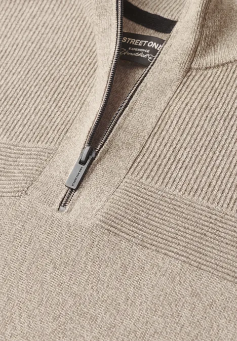 Beiger Strickpullover mit Reißverschlusskragen und feiner Rippenstruktur