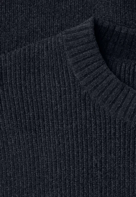 Close-up van een donkerblauw geribbelde gebreide trui met ronde hals.