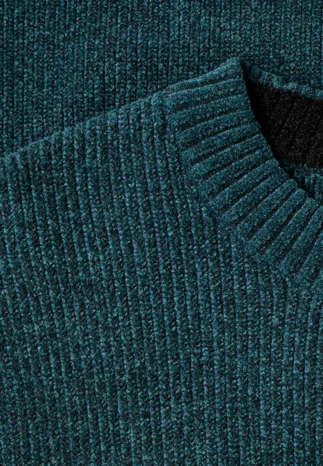 Grüner Strickpullover mit V-Ausschnitt und feiner Rippenstruktur, weich und gemütlich.