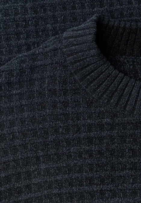 Nahaufnahme eines dunkelgrauen Strickpullovers mit Rippenkragen und strukturierter Oberfläche.