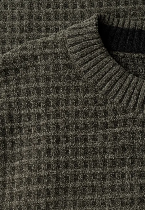 Dunkelgrüner Strickpullover mit Waffelmuster und Rundhalsausschnitt.