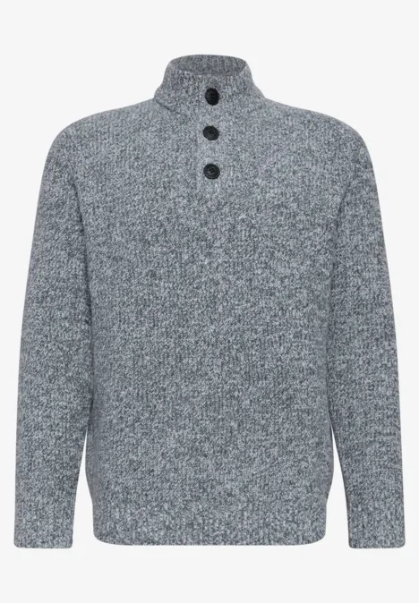 Grau melierter Pullover mit hohem Kragen und drei Knöpfen.