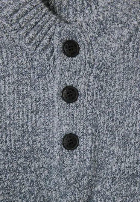 Grau melierter Strickpullover mit Stehkragen und drei schwarzen Knöpfen