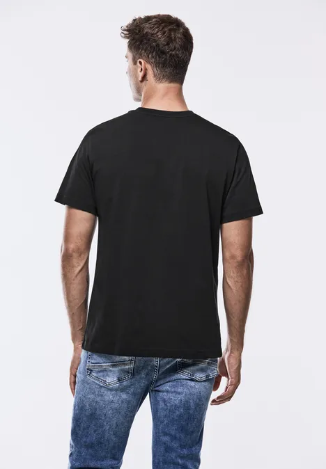 Mann von hinten mit schwarzem T-Shirt und Jeans.