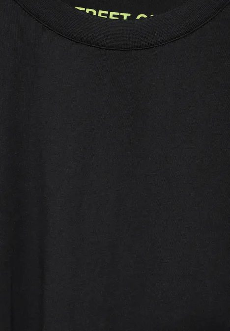Schwarzes T-Shirt aus Baumwolle, Ausschnitt mit sichtbarem Label.