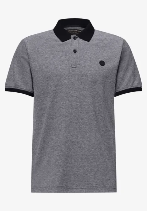 Graues Poloshirt mit schwarzem Kragen, schwarzen Ärmelbündchen und kleinem Brustlogo.
