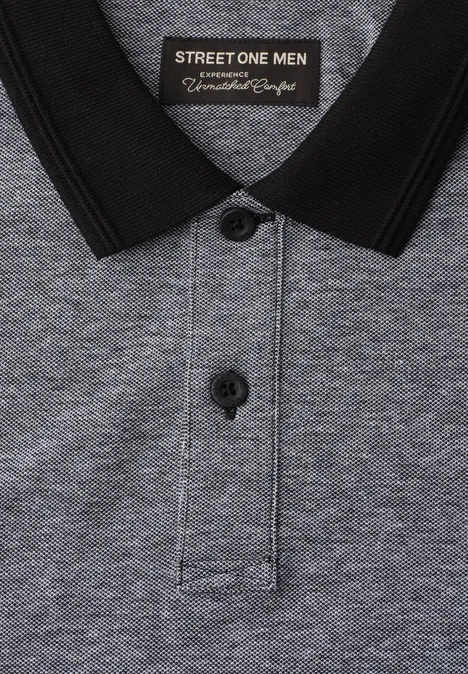 Polo gris à col noir avec deux boutons et étiquette « STREET ONE MEN ».