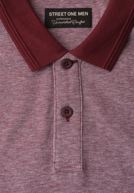 Polo rouge avec patte de boutonnage et étiquette Street One Men, tissu finement chiné.