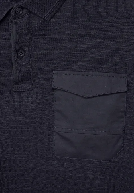 Dunkles Poloshirt mit Brusttasche und Knopfleiste.