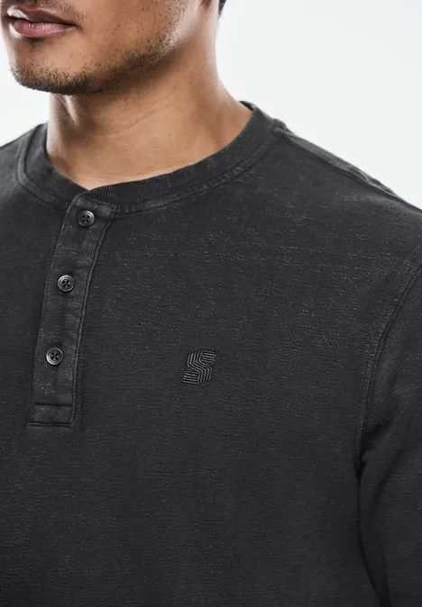 Washed Henleyshirt faded black