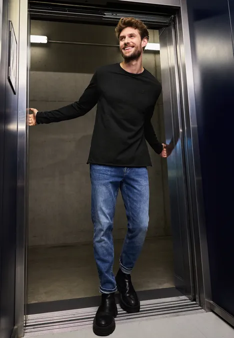 T-shirt long avec ourlet ouvert Black