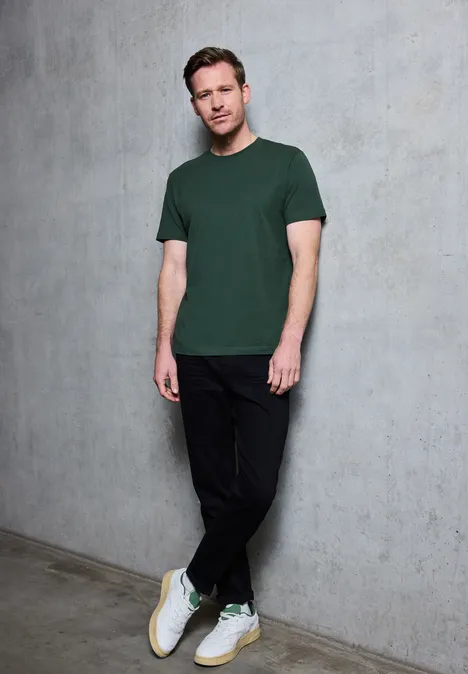 Basic T-Shirt in Unifarbe soft olive green