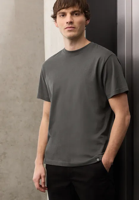 Basic T-Shirt in Unifarbe oil grey