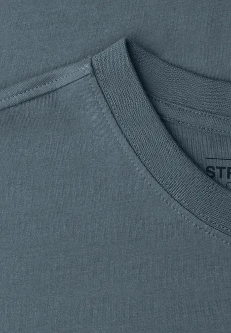 Nahaufnahme eines grauen T-Shirt-Kragens aus Baumwolle