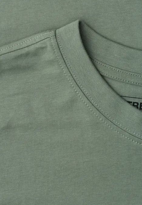 Nahaufnahme eines olivgrünen T-Shirts mit Rundhalsausschnitt und sichtbarer Naht