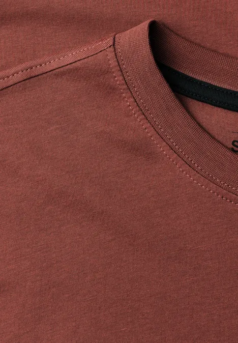 Nahaufnahme eines kastanienbraunen T-Shirts mit Rundhalsausschnitt und sichtbarer Naht