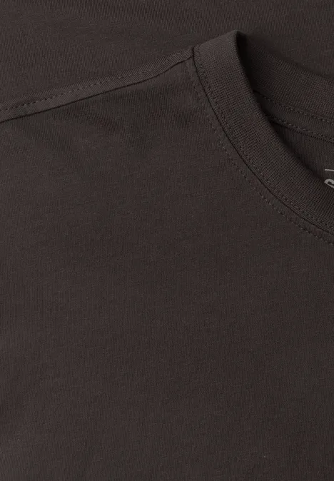 Dunkelbraunes T-Shirt in Nahaufnahme, Fokus auf Rundhalsausschnitt und feiner Stoffstruktur.