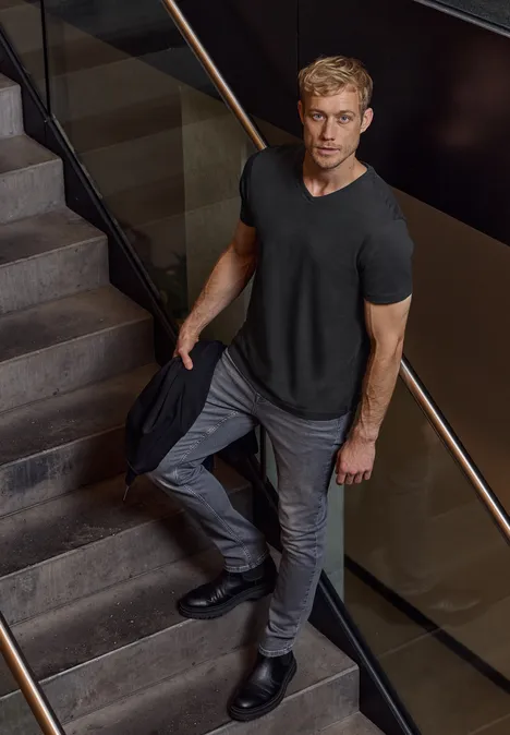 Basic V-Neck T-Shirt Black