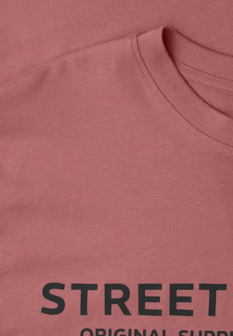 Ein rosa T-Shirt mit schwarzem Aufdruck 'STREET'.