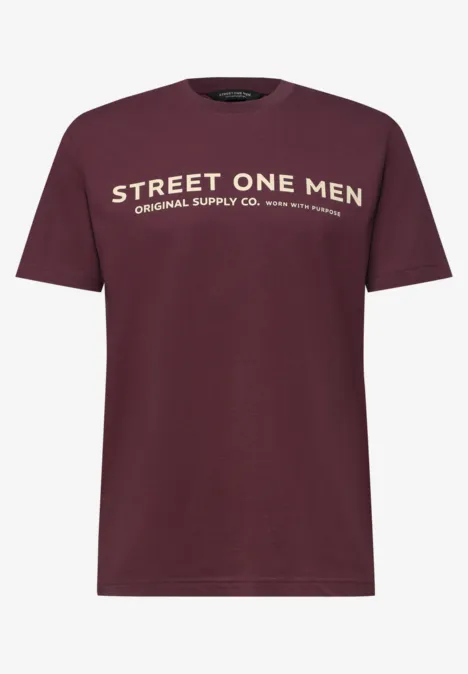 Ein bordeauxrotes Herren-T-Shirt mit kurzem Arm, Schriftzug "STREET ONE MEN ORIGINAL SUPPLY CO." in Beige auf der Brust.