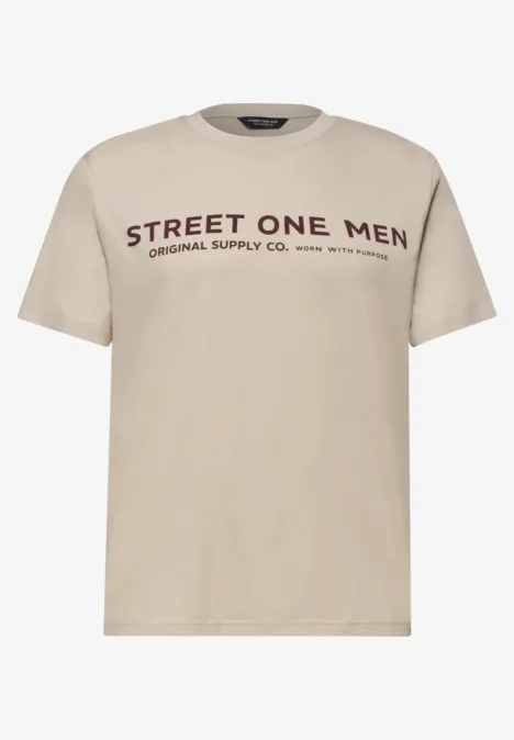 Beiges Herren-T-Shirt mit dunkelrotem 'STREET ONE MEN'-Schriftzug auf der Brust.