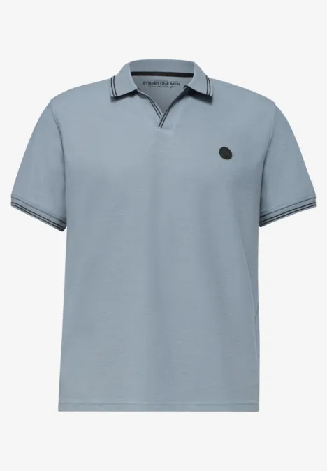 Hellblaues Poloshirt mit Kurzarm und dezentem Logopatch auf der Brust