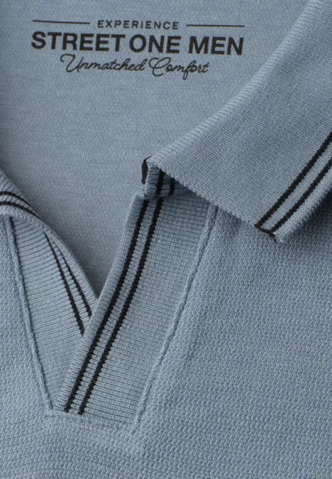 Polo en maille bleu gris clair avec col et encolure à liserés contrastants, style décontracté et confortable.