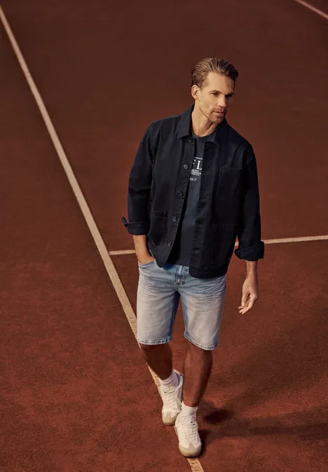 Koszulka z okrągłym dekoltem i nadrukiem na piersi dark ink blue