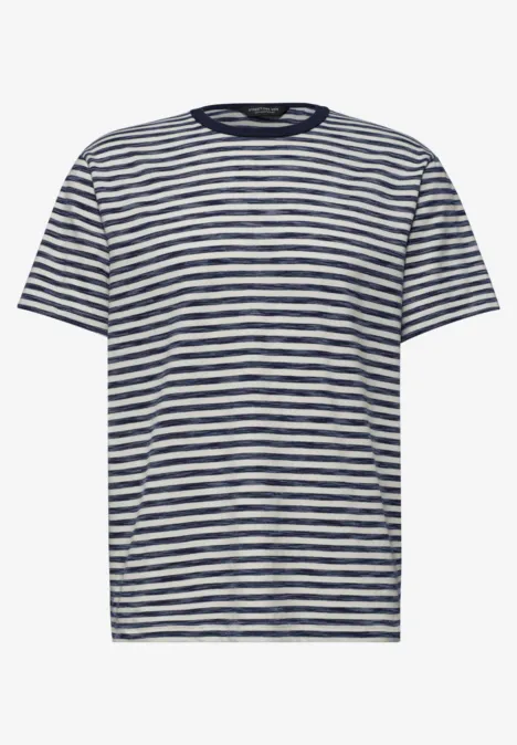 Weißes T-Shirt mit dunkelblauen horizontalen Streifen und Rundhalsausschnitt.