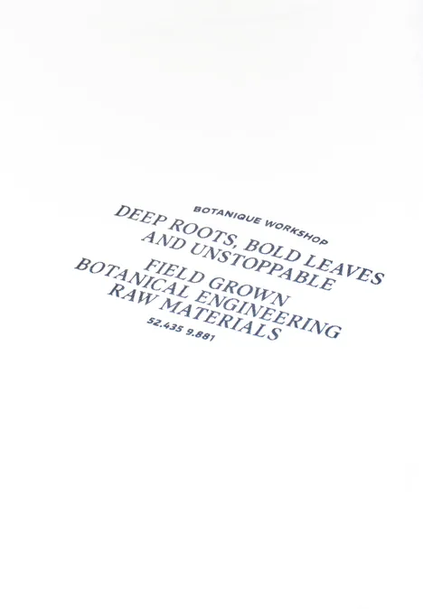 Weißes T-Shirt mit blauem Schriftzug 'BOTANICAL WOW' und englischem Slogan über Wurzeln, Blättern und Rohstoffen.