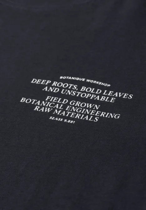 Schwarzes T-Shirt mit weißem Printtext über botanische Entwicklung und kräftiges Pflanzenwachstum.