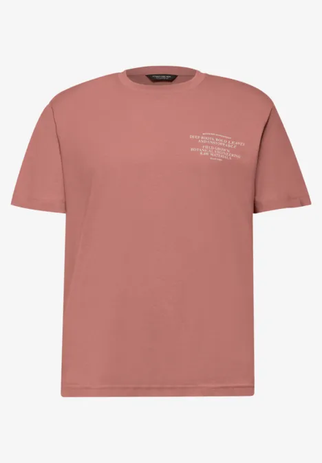 Ein schlichtes rosafarbenes T-Shirt mit kleinem weißen Print auf der Brust.