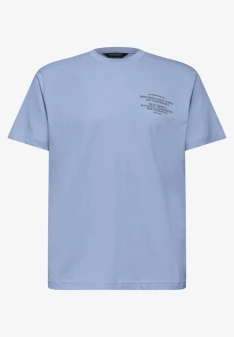 Hellblaues T-Shirt mit kurzem Ärmel und kleinem schwarzen Schriftzug-Print auf der linken Brustseite.