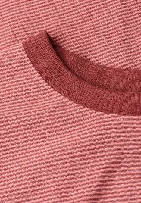 Nahaufnahme eines rot-weiß gestreiften T-Shirts mit rundem Halsausschnitt.