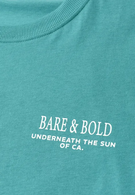 Türkisfarbenes T-Shirt mit weißem Schriftzug 'BARE & BOLD UNDERNEATH THE SUN OF CA.'