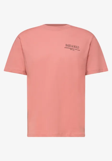 Rosa T-Shirt mit Rundhalsausschnitt, kurzärmelig und kleiner Markenaufdruck auf der Brust.
