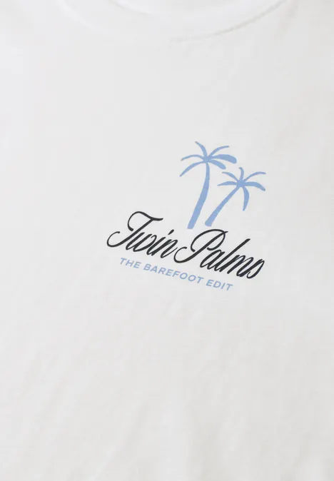 Weißes T-Shirt mit blauen Palmen und Schriftzug 'Twin Palms - The Barefoot Edit'.
