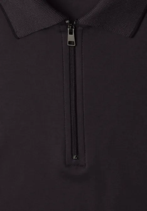 Polo met korte mouwen en ritssluiting dark ink blue Schwarzes Polo-Shirt mit Reißverschluss am Kragen vor neutralem Hintergrund.