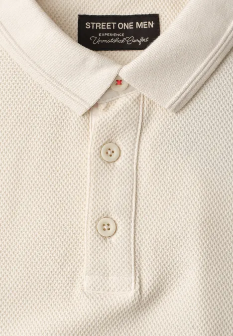 Beige Struktur-Poloshirt mit Kragen, Knopfleiste und sichtbarem „STREET ONE MEN“-Label.