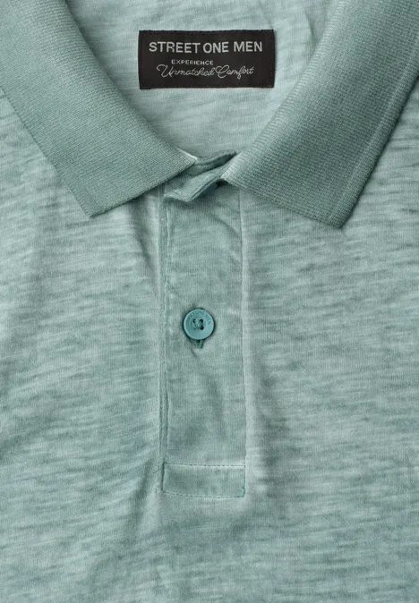 Polo homme vert clair chiné, bouton dans la patte de boutonnage et étiquette Street One Men au col.