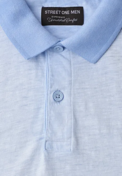 Polo bleu clair à col, patte à deux boutons, étiquette 'STREET ONE MEN' et design épuré.