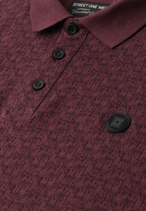 Bordeauxrotes Poloshirt mit dezentem Allovermuster und schwarzem, quadratischem Logo-Emblem