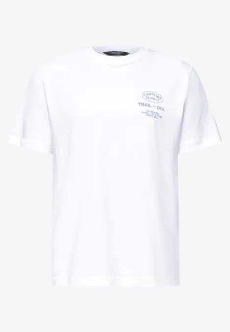 Weißes T-Shirt mit kleinem blauen Logo auf der Brust.