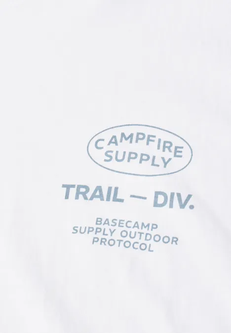 Weißes T-Shirt mit hellblauem Schriftzug "Campfire Supply Trail – Div. Basecamp Supply Outdoor Protocol".