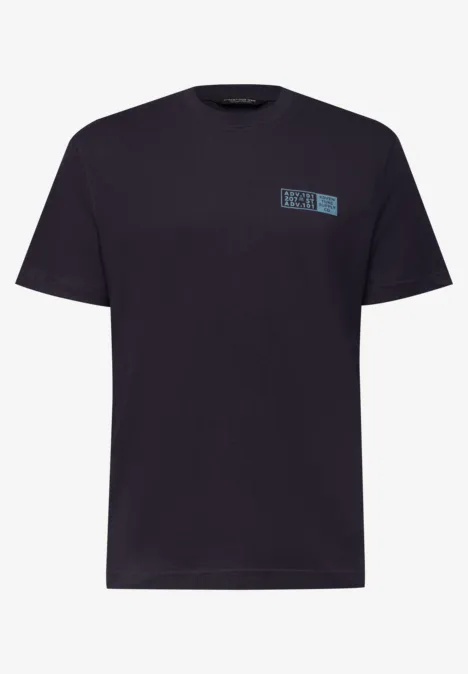 Schwarzes T-Shirt mit kleinem türkisem Logo auf der Brust