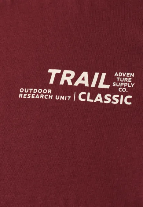 Dunkelroter Stoff mit weißem Schriftzug "TRAIL | CLASSIC. Outdoor Research Unit Adventure Supply Co."