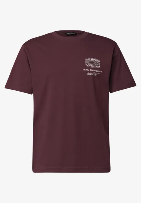 Ein burgunderfarbenes T-Shirt mit kurzem Ärmel und kleinem weißen Logoprint auf der Brust.
